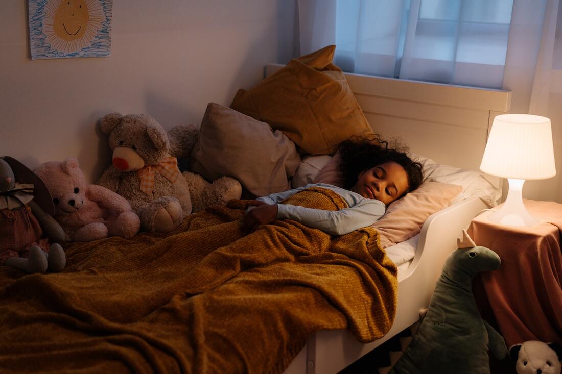Alt-tag: a child sleeping, maintaining healthy sleep habits during a move